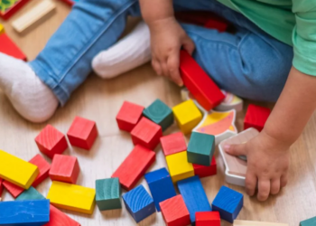 Latina, il primo giorno diventa un incubo: cancelli chiusi ai nidi comunali e famiglie nel caos. “Nessuno ci ha avvisato”
