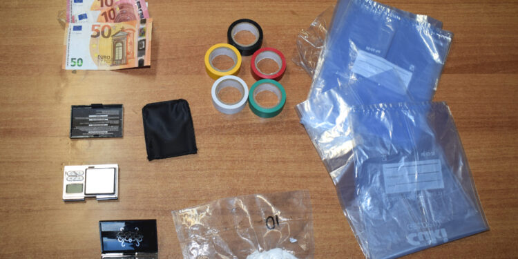 Via vai sospetto nel B&B: blitz della Polizia a Cisterna, sequestrata cocaina