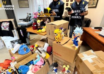 Blitz della Guardia di Finanza a Latina: maxi sequestro da 4,6 milioni di articoli illegali e 28 denunce