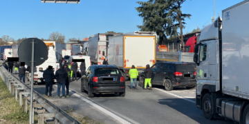 L’onda della protesta anche in provincia di Latina: i camionisti paralizzano la viabilità, benzinai e supermercati presi d’assalto dopo il tam-tam sui social