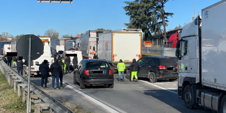 L’onda della protesta anche in provincia di Latina: i camionisti paralizzano la viabilità, benzinai e supermercati presi d’assalto dopo il tam-tam sui social
