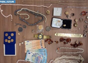 Truffatori scatenati nel Pontino: raggirano un’anziana e fuggono contromano con un tesoro da 40mila euro. Presi dopo lo scontro con la volante