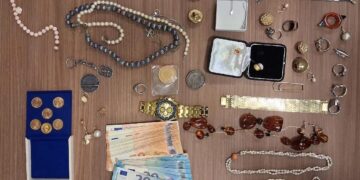 Truffatori scatenati nel Pontino: raggirano un’anziana e fuggono contromano con un tesoro da 40mila euro. Presi dopo lo scontro con la volante